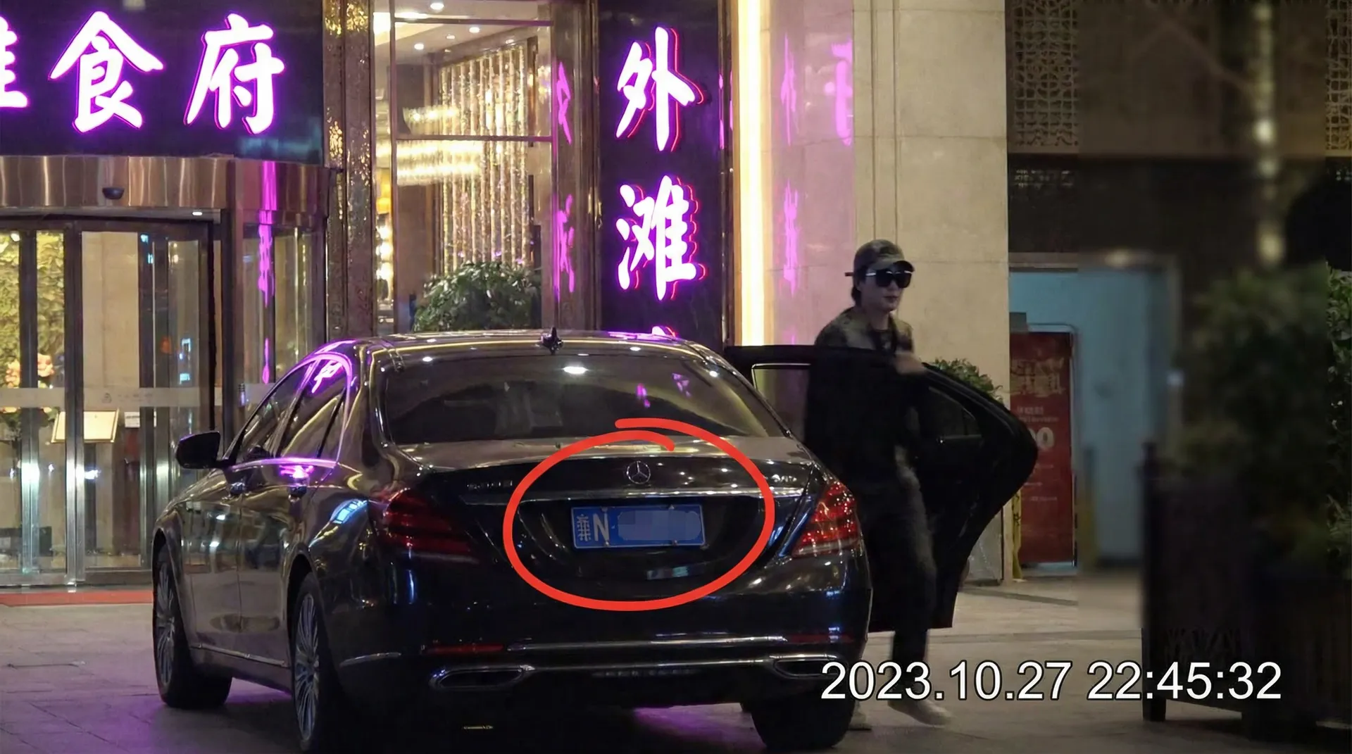 福建兄妹 - 豪车餐厅外偷拍